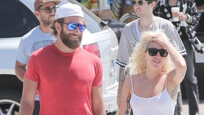 Bradley Cooper dan Lady Gaga. foto: Daily Mail