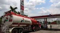 Mobil pengisi bahan bakar minyak (BBM) memasuki Depo Pertamina Plumpang, Jakarta Utara, Selasa (1/11). Meski ada aksi mogok kerja Awak Mobil Tangki (AMT), di lokasi masih ada mobil-mobil tangki milik Pertamina yang beroperasi. (Liputan6.com/Faizal Fanani)