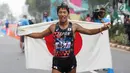 Atlet Jepang, Hayato Katsuki melakukan selebrasi usai memenangkan cabang olahraga jalan cepat 50 Km putra di Asian Games 2018, Jakarta, Kamis (30/8). Hayato menorehkan waktu 4 jam 3 menit dan 30 detik. (Merdeka.com/Imam Buhori)