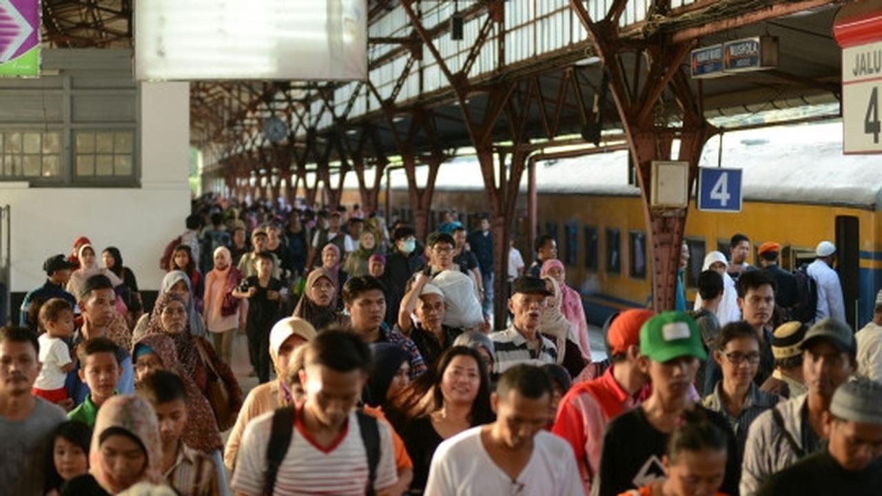 H+4 Lebaran, pemudik mulai padati Stasiun Pasar Senen