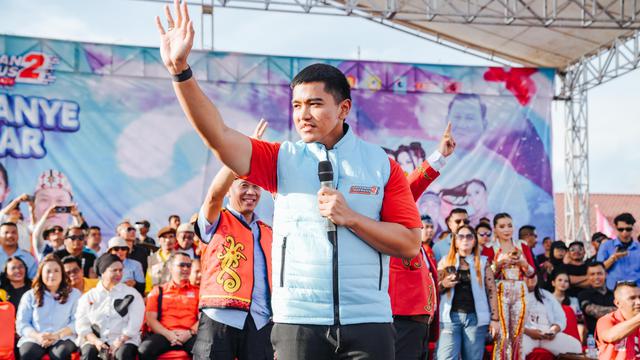 Ketua Umum Partai Solidaritas Indonesia (PSI) Kaesang Pangarep hadir langsung dalam kegiatan kampanye akbar pasangan calon Bupati dan Wakil Bupati Landak Heri Saman – Vinsensius.