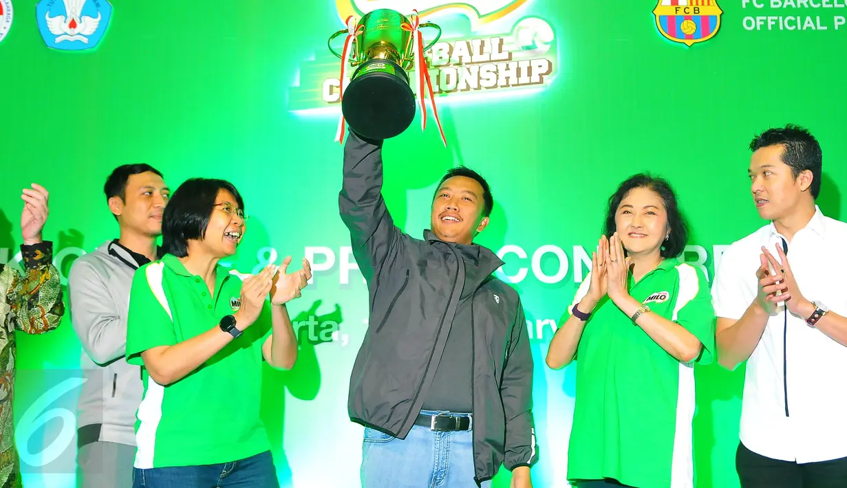 Menpora Imam Nahrawi mengangkat tropi saat menghadiri Milo Football Championship di Jakarta, Sabtu (18/2). Sebanyak 8000 siswa SD mengikuti acara ini. (Liputan6.com/Angga Yuniar)