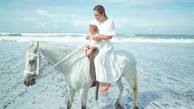 Potret Shandy Aulia sedang berkuda (Instagram/@shandyaulia)