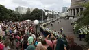 Polisi mundur dari barisan dan mundur ke depan gedung Parlemen pada hari ketiga demonstrasi menentang pembatasan Covid-19, terinspirasi oleh demonstrasi serupa di Kanada, di Wellington (10/2/2022). (AFP/Marty Melville)