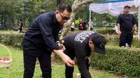 Ratusan aktivis reformasi 1998 dan aktivis pro demokrasi lintas generasi melakukan ziarah tabur bunga sekaligus refleksi Reformasi di Taman Makam Umum Pondok Rangon, Jakarta Timur, Rabu (21/5/2025). (Foto: Istimewa).