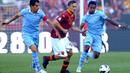 Kapten AS Roma, Francesco Totti, berusaha melewati penjagaan pemain Lazio pada laga Piala Italia di Stadion Olimpico, Roma, Minggu (26/5/2013). (EPA/Ettore Ferrari)