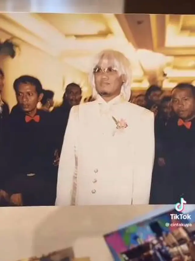 6 Potret Lawas Pernikahan Uya Kuya, Tampil Keren Pakai Wig