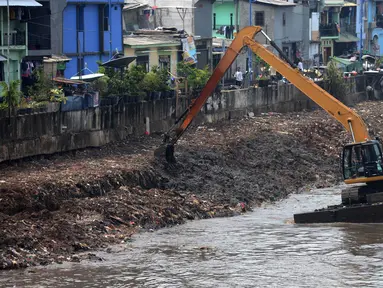 Alat berat mengeruk endapan material lumpur dari Kanal Banjir Barat di Kawasan Roxy, Jakarta, Sabtu (21/4). Selain mencegah pendangkalan, pengerukan juga dilakukan untuk mengantisipasi banjir. (Merdeka.com/Imam Buhori)