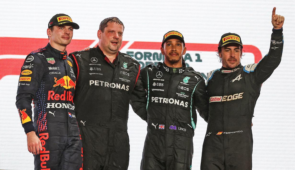 Hamilton terus nyaman di posisi terdepan hingga berakhirnya balapan. Hal tersebut membuat persaingan menjadi Juara Dunia Formula 1 semakin terbuka mengingat masih ada dua balapan tersisa. (AFP/Karim Jaafar)