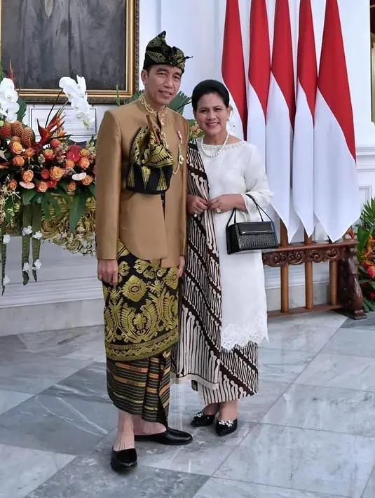 Sementara itu di 2019, Presiden Jokowi kembali menyampaikan pidato kenegeraannya pada Sidang Paripurna MPR-DPR dengan mengenakan pakaian adat Sasat yang berasal dari Nusa Tenggara Barat. Jokowi mengenakan pakaian adat berwarna cokelat dengan kombinasi bawahan hitam, emas, dan oranye. Lengkap dengan keris di bagian depan. (instagram/jokowi)
