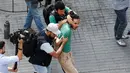 Awak media mengambil gambar aksi polisi berpakaian preman yang menahan aktivis LGBT ketika mencoba melancarkan pawai tahunan, di Istanbul, Minggu (26/6). Pemerintah Turki telah mengeluarkan larangan menggelar pawai tahunan LGBTI. (REUTERS/Osman Orsal)
