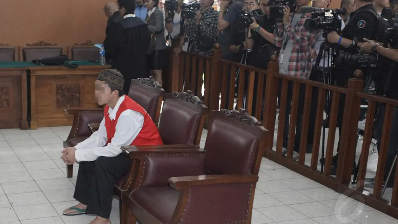 Wajah Pucat Tersangka Kasus Pelecehan Seksual JIS Saat Sidang