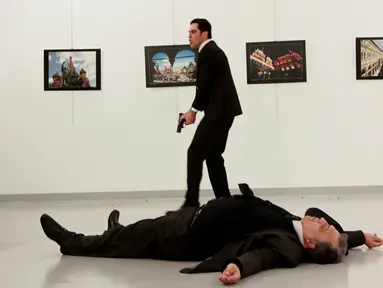 Duta Besar (Dubes) Rusia untuk Turki, Andrei Karlov, tewas tergeletak di lantai galeri seni di Ankara, Senin (19/12). Dubes Rusia tewas ditembak pria tak dikenal setelah membuka pameran foto di Ibu Kota Turki tersebut. (Hasim Kilic/Hurriyet via REUTERS)