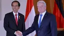 Presiden Jokowi berjabat tangan dengan Presiden Jerman Joachim Gauck, Jerman, Senin (18/4). Presiden Gauck menilai Presiden Jokowi merupakan presiden yang progresif yang mampu membawa Indonesia maju secara politik dan ekonomi. (Biro Pers Setpres)