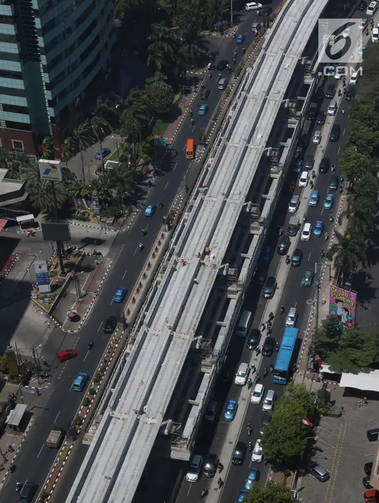 Lintasan Light Rail Transit (LRT) Jabodebek, tampak masih dalam tahap penyelesaian di Rasuna Said, Kuningan, Jakarta, Rabu (21/8/2019). Jadwal pengoperasian LRT Jabodebek molor dari target yang pada awalnya direncanakan bisa beroperasi pada 2019. (Liputan6.com/Angga Yuniar)
