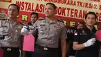 Kapolres Metro Jakarta Barat Kombes Pol Hengki Haryadi menunjukkan barang bukti pengungkapan kasus begal sepeda motor bersenjata api di RS Polri Kramat Jati, Jakarta, Selasa (20/2). (Liputan6.com/Immanuel Antonius)