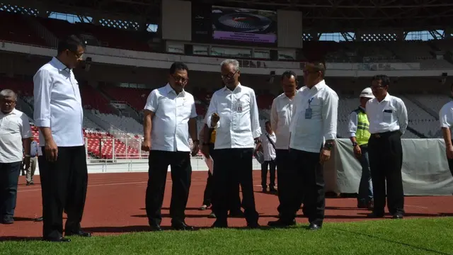 Dirjen Cipta Karya Sri Hartoyo (Ketiga dari kiri) saat mengunjungi Stadion Gelora Bung Karno (Istimewa)
