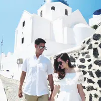 Jika ingin terlihat kompak dengan pasangan saat liburan, kamu dapat memilih warna putih sebagai dresscode dengan pasanganmu agar semakin romantis. (instagram/tasyakamila