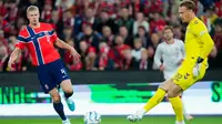 Striker Timnas Norwegia, Erling Haaland (kiri) dalam laga kontra Denmark di Grup 4 UEFA Nations League A 2026/2027, Jumat (25/9/2026) dini hari WIB. Norwegia menang 3-2 atas Denmark dalam laga ini. (Fredrik Varfjell / NTB / AFP)