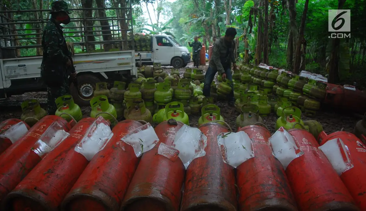 Ratusan tabung gas oplosan diamankan anggota TNI Korem 061 Suryakancana di lokasi pengoplosan gas di hutan Rumpin, Kabupaten Bogor, Senin (19/2). TNI menemukan sekitar 800 tabung gas berbagai ukuran yang sudah dioplos. (Liputan6.com/Achmad Sudarno)