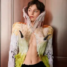 Penampilan unik Emma Louise Corrin yang tampil bak burung eksotis di Schiaparelli Couture 2026 (@emmalouisecorrin)