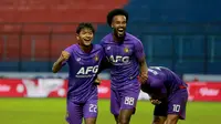 Striker debutan asal Brasil, Joanderson de Jesus Assis merayakan gol tunggal Persik ke gawang Persikabo di Piala Presiden 2022 di Stadion Kanjuruhan Kepanjen, Kabupaten Malang, Minggu (12/6/2022). (Bola.com/Arief Bagus Prasetiyo)