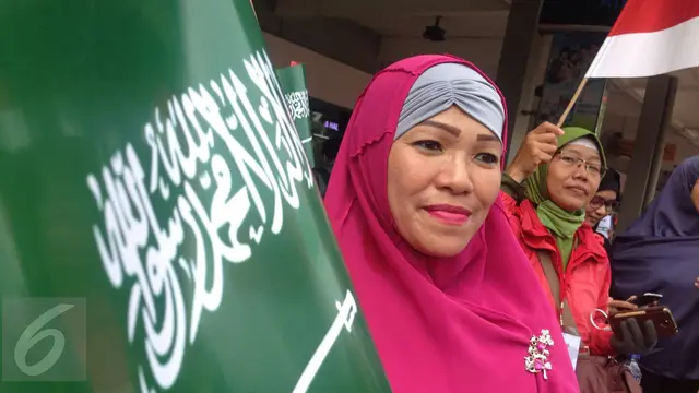Sambut-Raja-Salman,-Ibu-Ibu-Ini-Datangi-Bandara-Halim