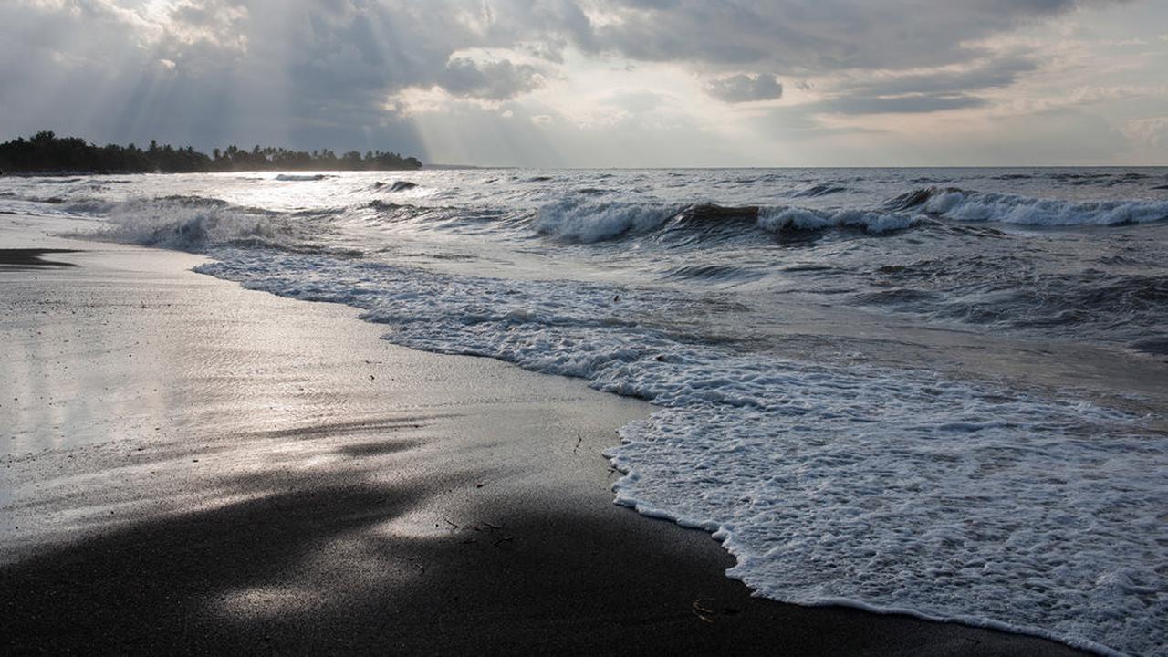 [reservasi]pantai berpasir hitam
