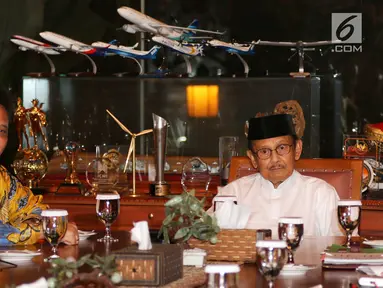 Ketua Dewan Kehormatan Partai Golkar BJ Habibie (kanan) bersama Ketua Umum Partai Golkar Airlangga Hartarto di kediamannya, Jakarta, Jumat (3/8). Pertemuan tersebut dalam rangka silaturahmi jelang Pilpres 2019. (Liputan6.com/JohanTallo)