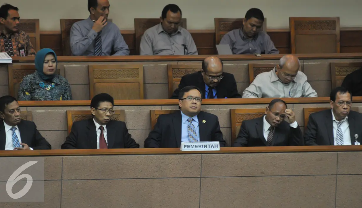 Menteri Keuangan, Bambang Brodjonegoro saat mengikuti Rapat Paripurna DPR ke-34 di Jakarta, Kamis (25/6/2015). Sidang beragendakan penyampaian pokok-pokok RUU tentang pertanggungjawaban APBN tahun anggaran 2014. (Liputan6.com/Herman Zakharia)