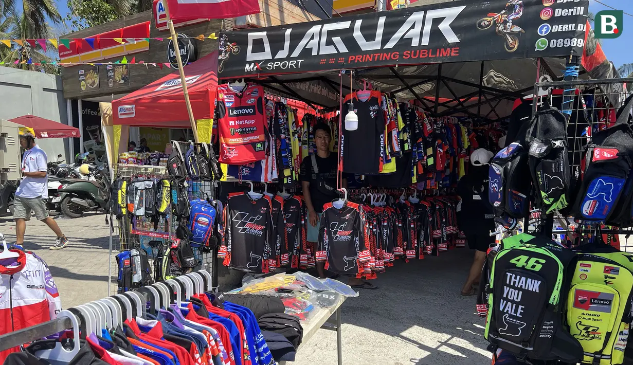 Stand aksesoris balap milik Yogi, pedagang asal Bandung di sekitar Sirkuit Mandalika, Lombok, Sabtu (14/10/2023) menanti para pembeli menjelang berlangsungnya balapan utama ajang MotoGP Mandalika 2023 yang akan digelar Minggu, 15 Oktober 2023. (Bola.com/Benediktus Gerendo Pradigdo)