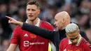 <p>Pelatih Kepala Manchester United, Erik Ten Hag (tengah) berbicara dengan Wout Weghorst (kiri) dan Antony selama pertandingan sepak bola final Piala Liga Inggris antara Manchester United dan Newcastle United di Stadion Wembley di London, Minggu, 26 Februari 2023. MU menang di final berkat dua gol yang tercipta di babak pertama ke gawang Loris Karius melalui gelandang Casemiro dan penyerang Marcus Rashford. Ini menjadi trofi pertama MU dalam kurun enam tahun. (AP Photo/Alastair Grant)</p>