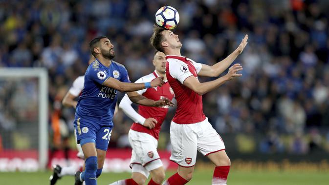 Bek Arsenal, Rob Holding, berebut bola dengan gelandang Leicester City, Riyad Mahrez, pada laga Premier League di Stadion King Power, Kamis (10/5/2018). Leicester City menang 3-1 atas Arsenal. (AP/David Davies)