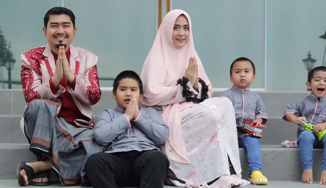 Ustaz Solmed dan April Jasmine (Instagram/apriljasmine85)