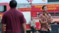 Pelatih Persija Jakarta U-19, Jan Saragih saat memimpin timnya melawan Sriwijaya FC U-19  pada laga perdana Liga 1 U-19 di Stadion Patriot, Bekasi, Sabtu (8/7/2017). Persija U19 bermain imbang 1-1. (Bola.com/Nicklas Hanoatubun)
