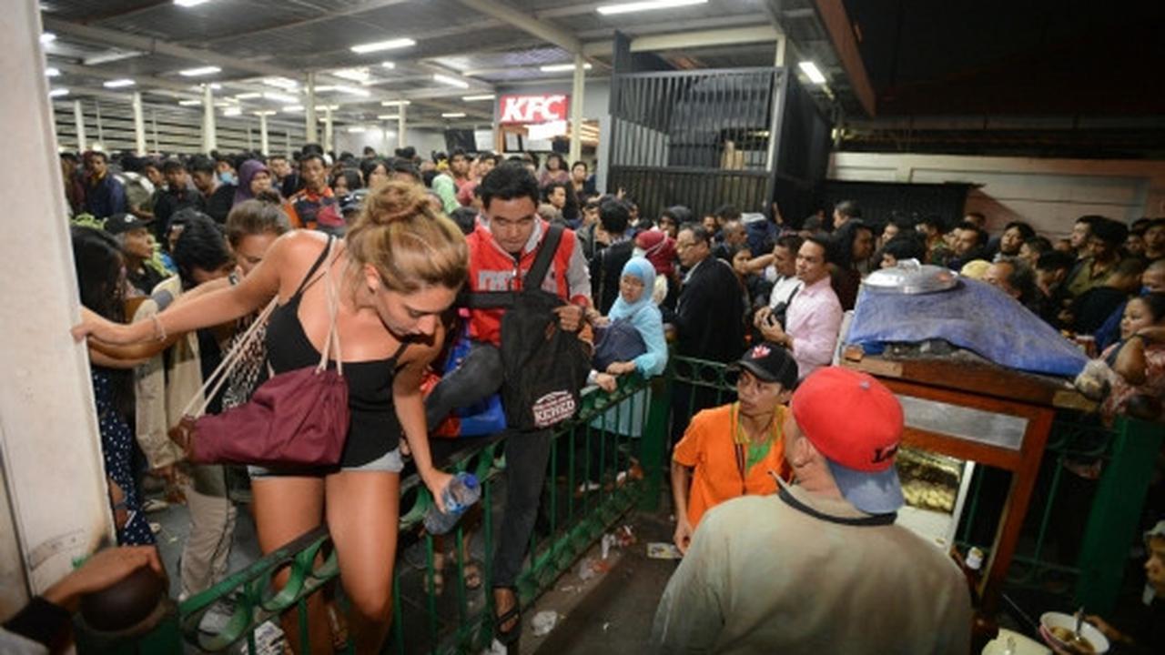 Imbas tabrakan kereta, ribuan penumpang menumpuk di Manggarai