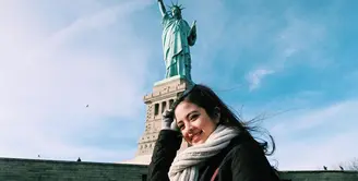 Tak hanya memiliki otak yang cerdas dan suara yang merdu, Tasya Kamila juga sangat peduli dengan penampilannya. Dan beginilah gaya Tasya saat memakai baju hangat hingga membuat dirinya tampil modis. (Instagram/tasyakamila)