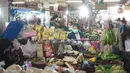 Suasana aktivitas jual beli di Pasar Minggu, Jakarta, Kamis (2/7/2020). Pemprov DKI Jakarta memutuskan untuk mengembalikan operasional seluruh pasar yang ada seperti sedia kala dengan memperpanjang jam buka pasar serta menghapus sistem operasional ganjil genap. (Liputan6.com/Immanuel Antonius)