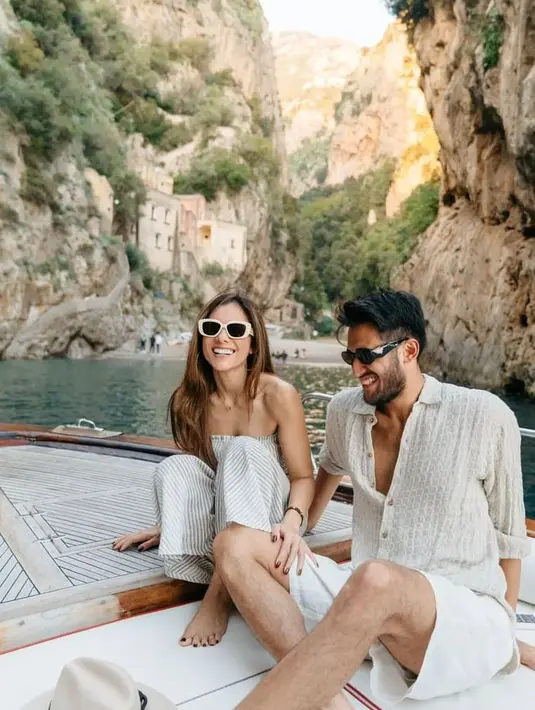Di Amalfi Coast, Italia, Wulan dan Sabda juga sempat menyewa kapal mewah dan menjalani pemotretan couple. Keduanya terlihat kompak dengan busana warna putih dan abu-abu. @wulanguritno.