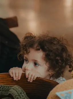 Anak yang introvert memiliki tipe kepribadian yang membuat mereka merasa lebih nyaman bersama beberapa orang terdekat. (Foto/dok: Pexels/Rahib Hamidov)