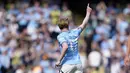 Pemain Manchester City, Kevin De Bruyne melakukan selebrasi setelah mencetak gol ke gawang Leicester dalam laga lanjutan Liga Inggris 2024/2025 di Etihad Stadium, Manchester, Inggris, Sabtu (12/04/2025) waktu setempat. (AP Photo/Dave Thompson)