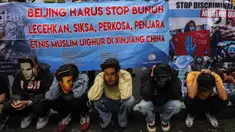 Mahasiswa membentangkan spanduk saat aksi demonstrasi di depan Kedutaan Besar (Kedubes) China, Jakarta, Jumat (30/9/2022). Dalam demo tersebut mahasiswa menuntut pemerintah China untuk menghentikan kekerasan terhadap umat muslim di China khususnya di Uighur serta masyarakat Tibet, Mongolia, Hongkong dan Taiwan. (Liputan6.com/Johan Tallo)