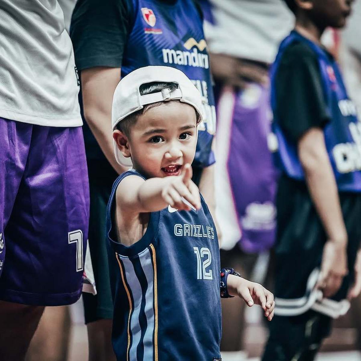 7 Potret Rayyanza Ikut Turun ke Lapangan IBL, Boss Cilik Rans Simba Bikin Gemas - Aura Sultannya Kenceng Banget