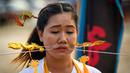 Seorang wanita menusuk pipinya dengan besi  saat mengikuti prosesi perayaan Festival Vegetarian tahunan di Phuket, Thailand, Kamis (3/10/2019). Festival menyiksa diri ini dipercaya bagi warga Phuket akan mendapat kesehatan dan ketenangan pikiran. (AFP Photo/Mladen Antonov)