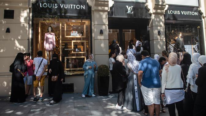 Turis asing, terutama dari Arab Saudi dan Asia, mengantre di luar toko barang mewah, Louis Vuitton di Istanbul, 13 Agustus 2018. Anjloknya mata uang Lira mendatangkan keuntungan bagi para turis yang melancong ke Turki. (AFP/Yasin AKGUL)