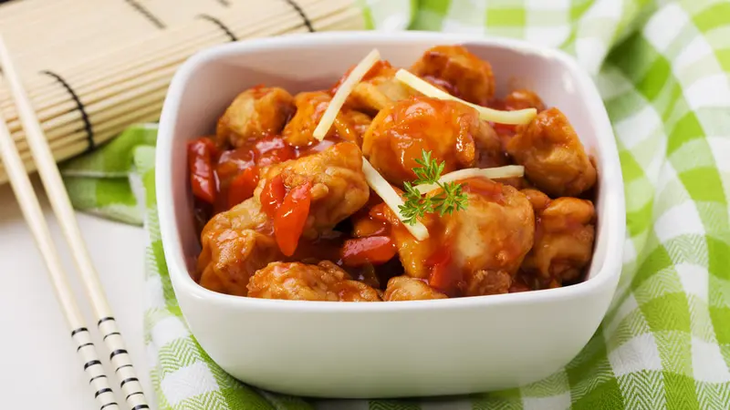 Sepiring nugget saus pedas dengan lapisan renyah dan saus pedas menggoda