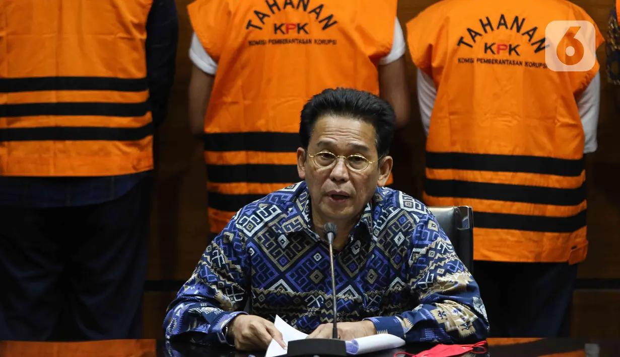 Sedangkan enam tersangka lainnya diduga sebagai penerima suap yakni Direktur Prasarana Perkeretaapian Harno Trimadi (HNO), Kepala Balai Teknik Perkeretaapian (BTP) Jawa Tengah Putu Sumarjaya, Pejabat Pembuat Komitmen (PPK) BTP Jawa Tengah Bernard Hasibuan, PPK BPKA Sulawesi Selatan Achmad Affandi, PPK Perawatan Prasarana Perkeretaapian Fadliansyah, dan PPK BTP Jawa Barat Syntho Pirjani Hutabarat. (Liputan6.com/Herman Zakharia)