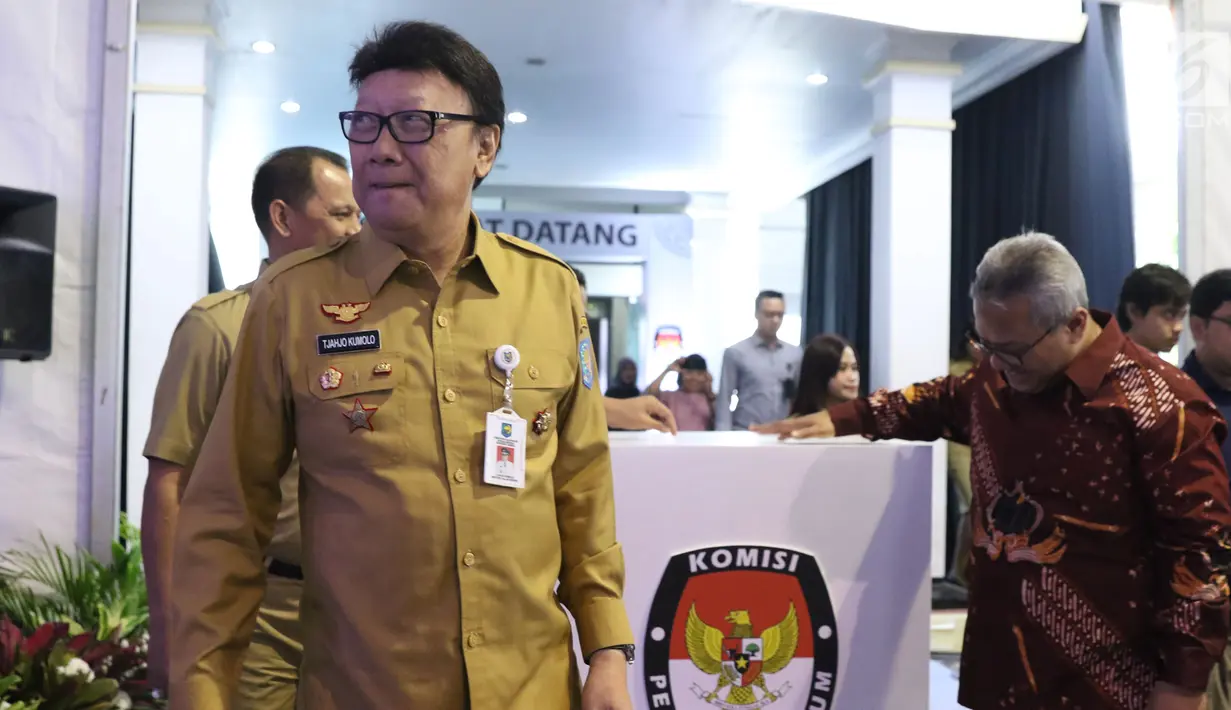 Mendagri, Tjahjo Kumolo (kiri) bersama Ketua KPU, Arief Budiman melihat kesiapan pendaftaran bakal capres/cawapres Pemilu 2019 di Gedung KPU Pusat, Jakarta, Senin (6/8). Pendaftaran akan ditutup 10 Agustus mendatang. (Liputan6.com/Helmi Fithriansyah)