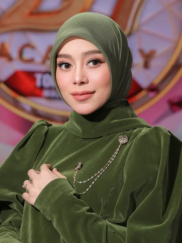 Potret Lesti Kejora dengan Gamis Velvet Olive Lengan Puff
