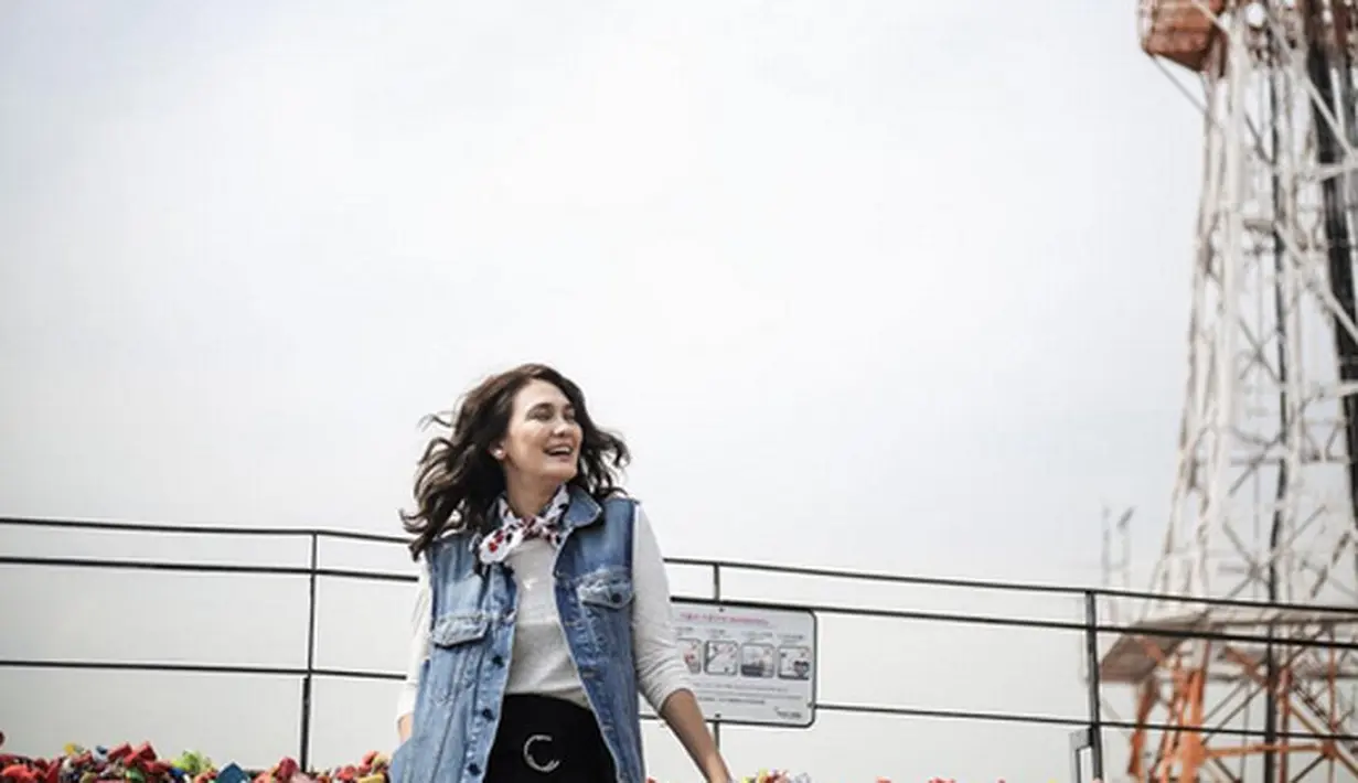 "Kostumnya susah. Susah-susah gampang sih. Engga mau hindarin warna terang, hijau, biru screen dihindari. Memang sulit," tandasnya. (Instagram/lunamaya)